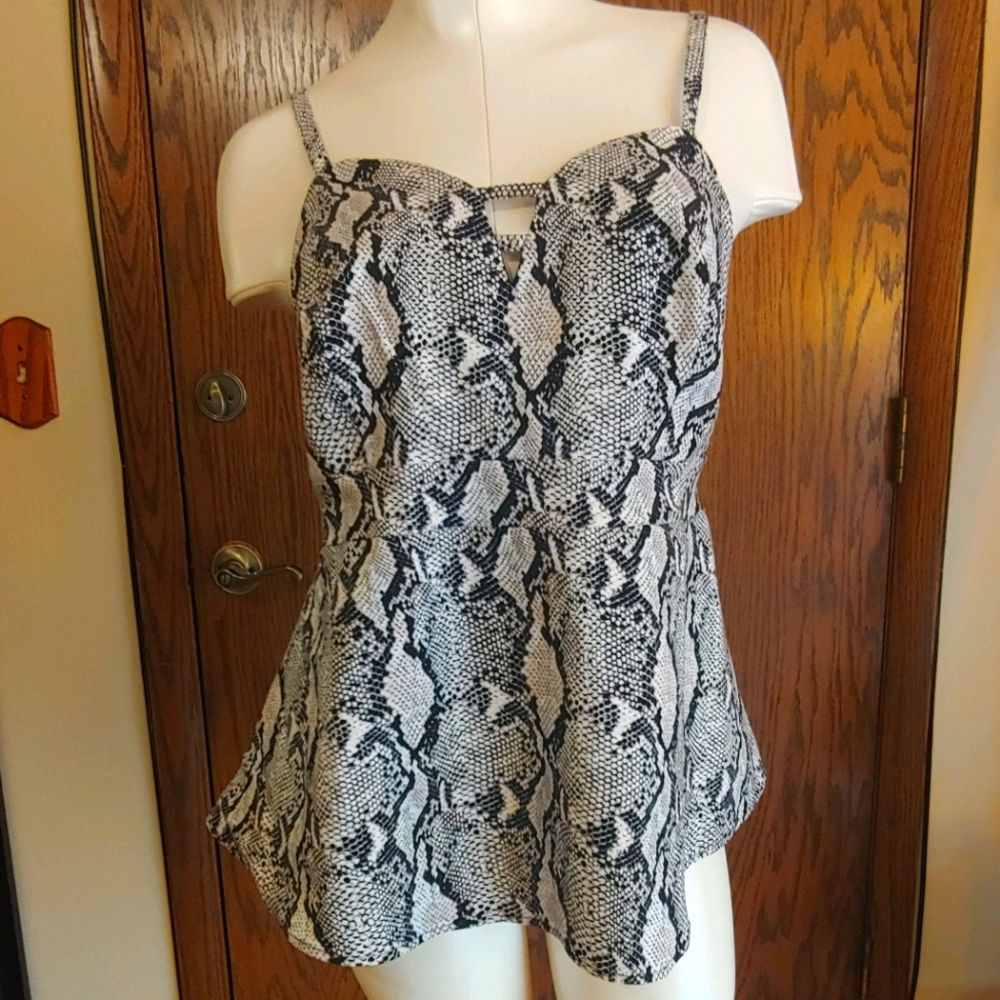 TORRID GREY SNAKESKIN PRINT BENGALINE PEPLUM CAMI